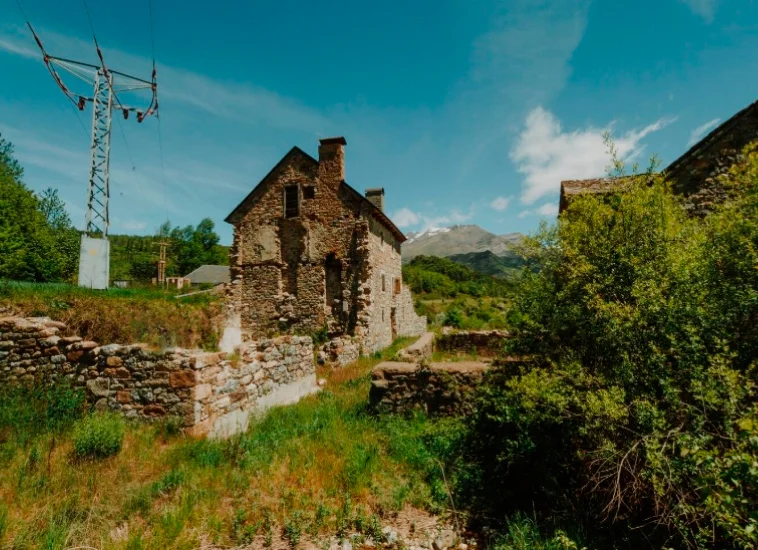 Estat original d'una masia en ruïnes al Bages abans de la rehabilitació