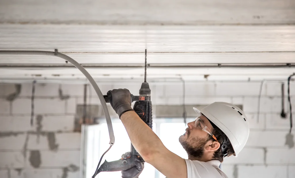 Treballs d'obres i reformes d'interiors amb la fixació de tubs corrugats per a la nova xarxa elèctrica de l'habitatge. - Equip Cairat Reformes