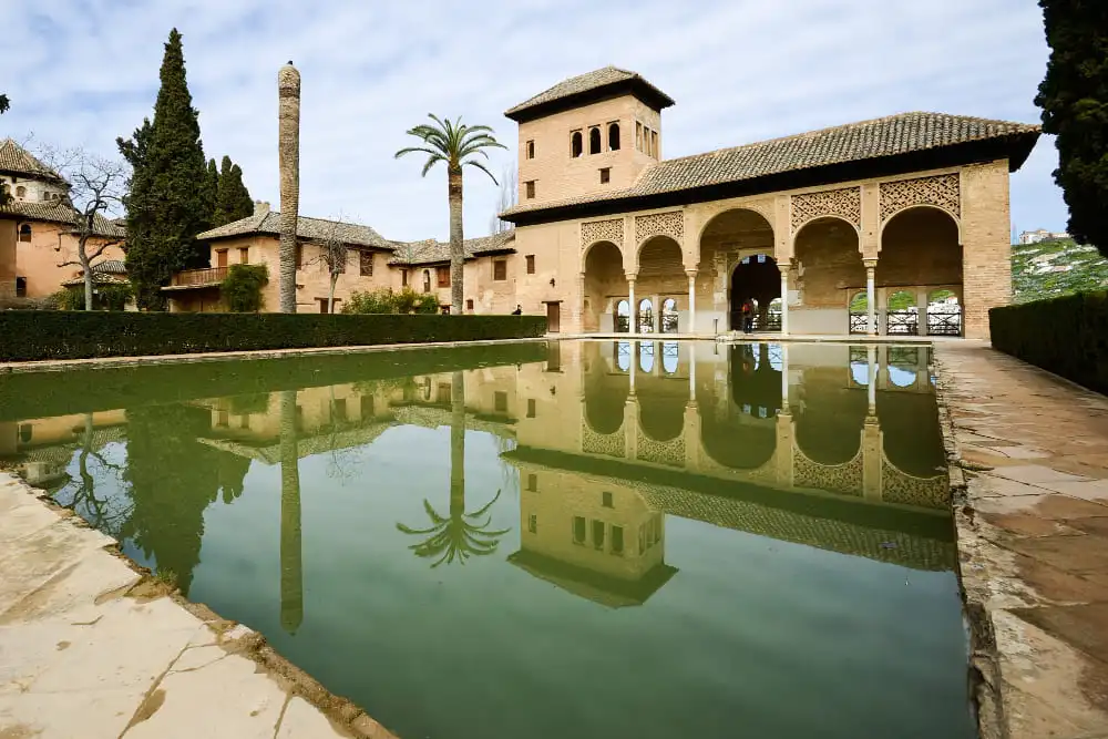Projecte de rehabilitació d'una masia històrica de patrimoni monumental a Catalunya amb un gran estany d'aigua frontal. - Equip Cairat Reformes