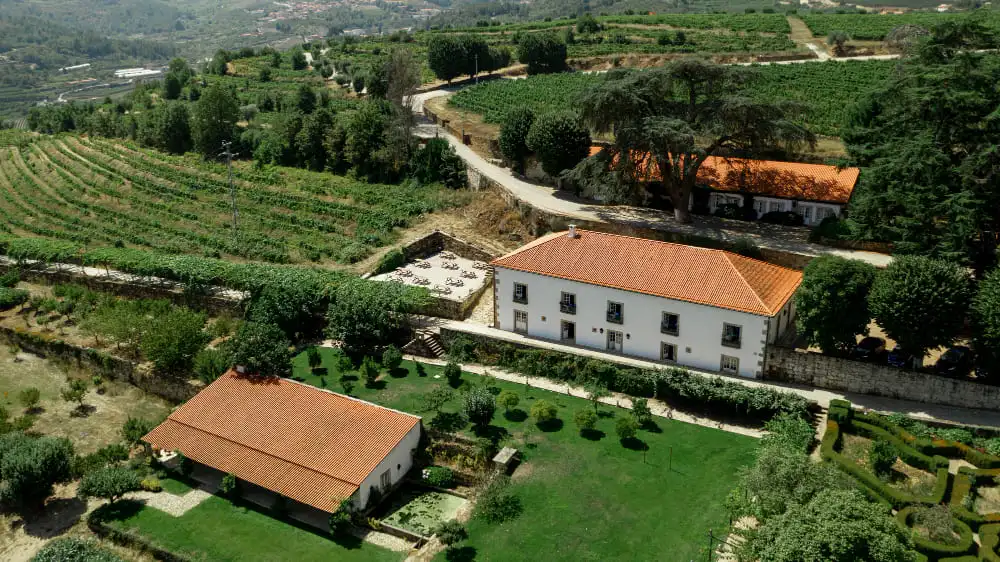 Vista aèria de la rehabilitació integral d'una masia del segle XVIII a Osona, Catalunya