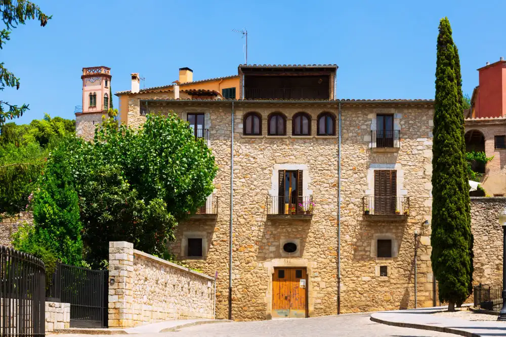 Detall constructiu de la teulada d'una masia en rehabilitació amb noves bigues de fusta, aïllament tèrmic i col·locació de teula àrab. - Equip Cairat Reformes